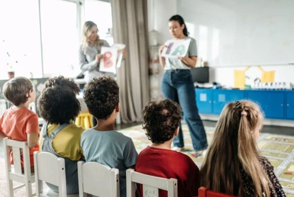 Komunikacia ucitelia a ziaci v triede v skole